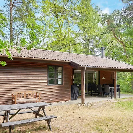 Three-bedroom In 4 Rønne